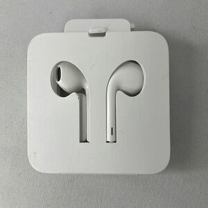 Apple Earbuds includes Box and Lightning Connector